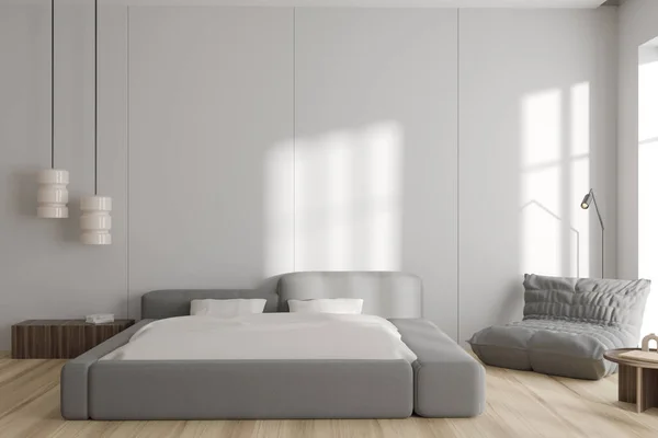 Cama Interior Quarto Branco Mesa Cabeceira Com Lâmpada Vista Frontal — Fotografia de Stock