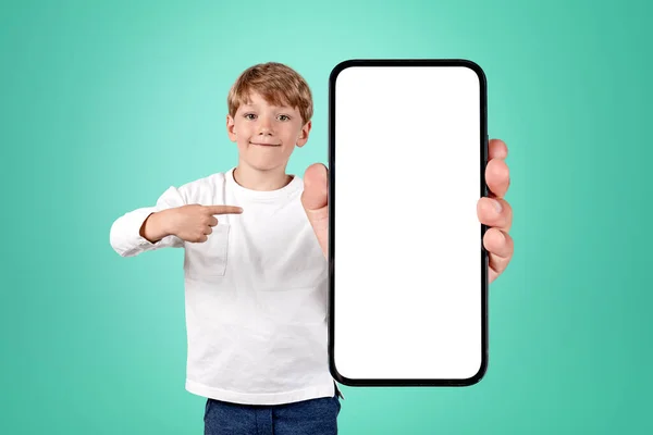 Jongen Lachend Vinger Wijzend Naar Smartphone Grote Mock Display Groene — Stockfoto
