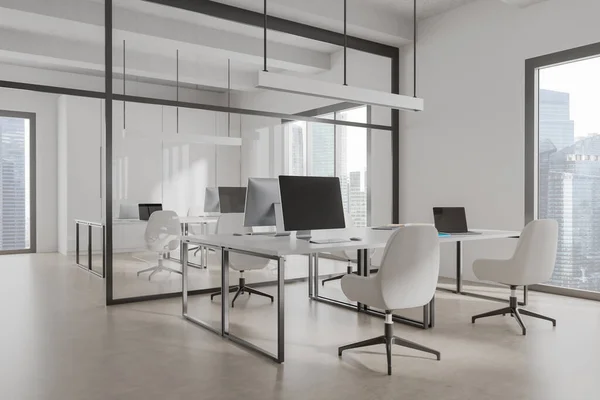 在明亮的办公室内部的角落 有全景窗和新加坡城市的景观 桌子上有扶手椅 笔记本电脑 玻璃隔板和混凝土地板 合作场所的概念 3D渲染 — 图库照片