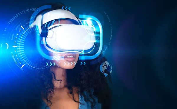 Vrメガネヘッドセット 仮想現実 矢印とバイナリに接続してデジタルホログラムで黒の女性の笑顔肖像画 未来技術の概念 — ストック写真