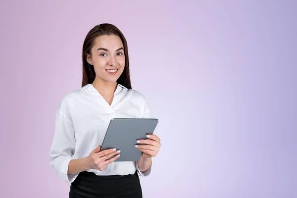 Χαμογελώντας Ελκυστική Επιχειρηματίας Φορώντας Επίσημη Φθορά Στέκεται Κρατώντας Tablet Συσκευή — Φωτογραφία Αρχείου