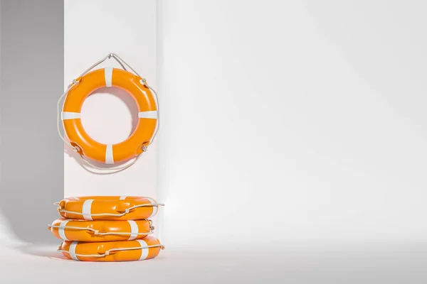 Orange Livbojar Hängande Vit Vägg Stack Livräddande Ringar Begreppet Räddning — Stockfoto