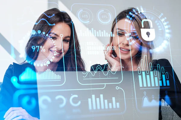 Två Affärskvinna Ler Och Arbetar Med Bärbar Dator Digitala Diagram — Stockfoto