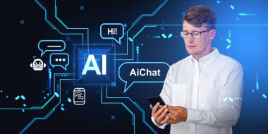 Beyaz gömlekli, ciddi Avrupalı genç bir işadamı, lacivert arka planda duran yapay zeka robotu asistanı olan akıllı telefon kullanıyor. Makine öğrenme kavramı