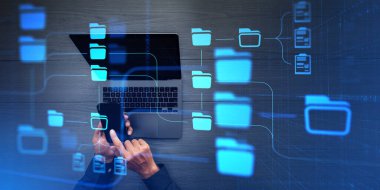 Ofis masasında akıllı telefon ve dizüstü bilgisayar kullanan işadamlarının üst görüntüsü DMS belge yönetim sistemi arayüzüne çifte maruz kalıyor. Veri yönetimi kavramı