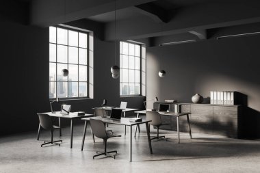 Gri duvarları, beton zemini, sandalyeleri, dizüstü bilgisayarları ve koyu ahşap dolapları olan şık açık uzay ofislerinin köşesi. Şehir manzaralı pencereler. 3d oluşturma