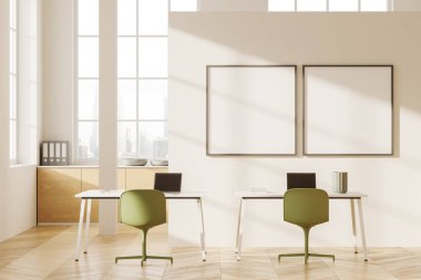 Beyaz duvarları, ahşap zemini, yeşil sandalyeleri, dizüstü bilgisayarları ve ahşap dolapları olan modern açık uzay ofisinin içi. İki kare maket posterleri. 3d oluşturma