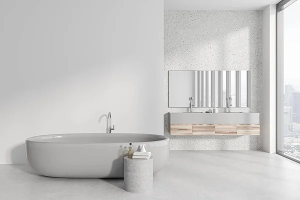 带有白色石墙 混凝土地面 舒适的白色浴缸和双层水池的时尚浴室内部 白色和木制柜台上有一面长长的镜子 3D渲染 — 图库照片
