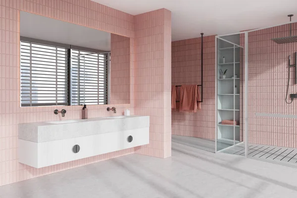 Esquina Baño Moderno Con Paredes Baldosas Color Rosa Suelo Hormigón —  Fotos de Stock