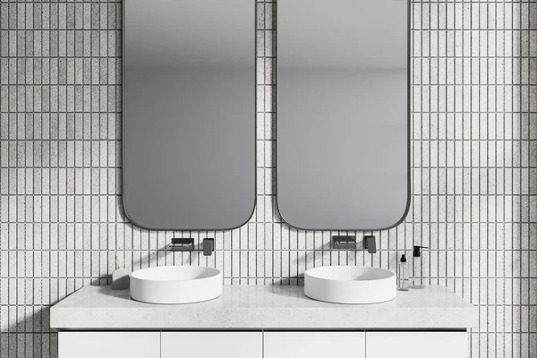 Interior Banheiro Moderno Com Paredes Azulejos Brancos Duas Pias Redondas — Fotografia de Stock