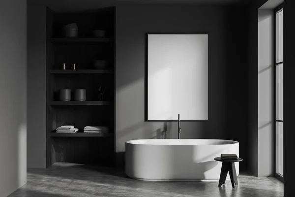 暗い灰色の壁 コンクリートの床 垂直モックアップポスターがかかって快適な白い浴槽とスタイリッシュなバスルームのインテリアとタオルで棚 3Dレンダリング — ストック写真