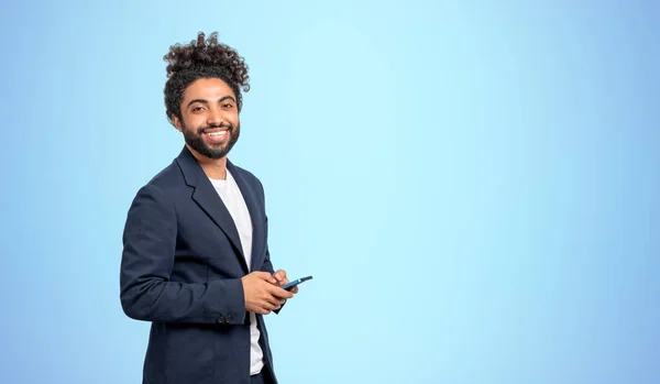 Retrato Sorrir Jovem Empresário Afro Americano Terno Elegante Segurando Smartphone — Fotografia de Stock