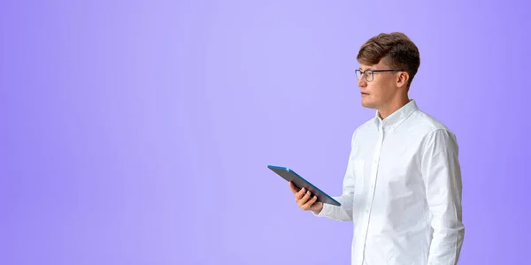 Beyaz Tişörtlü Elinde Tablet Bilgisayarla Mor Duvarın Yanında Duran Avrupalı — Stok fotoğraf