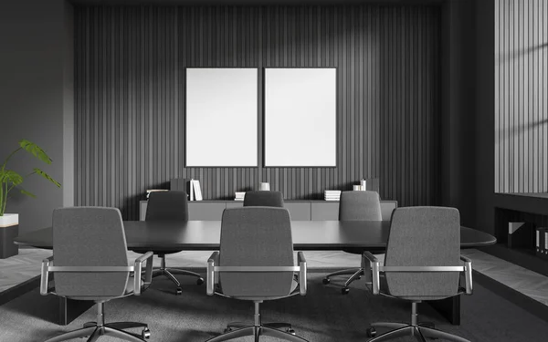 현대식 사무실 회의실의 나무로 회의용 줄을지어 늘어선 의자들 수직으로 포스터등 — 스톡 사진