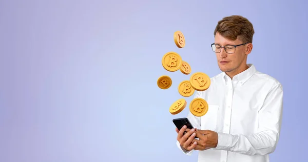 Jovem Empresário Europeu Sério Segurando Smartphone Com Bitcoins Flutuando Acima — Fotografia de Stock