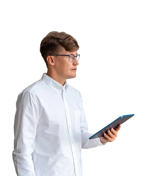 Portret Skoncentrowanego Młodego Europejskiego Biznesmena Białej Koszuli Trzymającego Tablet Patrzącego — Zdjęcie stockowe