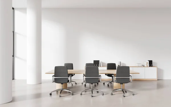 Beyaz Duvarları Beton Zemini Sandalyeleri Sütunları Olan Uzun Toplantı Masası — Stok fotoğraf