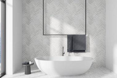 Küvetli beyaz banyo, banyo aksesuarlı tabure, gökdelenlerin panoramik penceresi, açık beton zemin. 3B görüntüleme