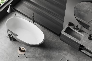 Gri beton zeminde küvetli banyo manzarası. Lavabo ve aynalı banyo köşesi, aksesuarlar şifoniyerde. Tropik bölgelerde panoramik pencere. 3B görüntüleme