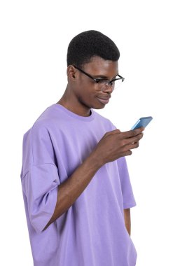 Akıllı telefon kullanan, gülümseyen portre kullanan Afrikalı Amerikalı bir adam. Çevrimiçi tarama, mesajlaşma, beyaz arkaplan üzerinde izole edilmiş. İletişim ve sosyal medya kavramı