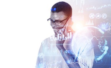 Sıradan giyinmiş Afro-Amerikalı iş adamı akıllı telefondan konuşuyor. Bar diyagramlarıyla dijital arayüz, sanal dünya. Borsa analizi kavramı, uluslararası iş dünyası, finansal araçlar