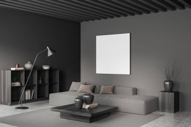 Karanlık oturma odasının iç tarafında boş beyaz poster, kanepe, raflar, sehpa, gri duvar, beton zemin, halı, kitap ve çanak çömlek. Minimalist tasarım kavramı, sanat. 3d oluşturma