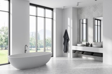 Parlak banyo manzarası, banyo küveti, iki ayna, kırsal manzaralı panoramik pencereler, lavabo, beyaz mozaik duvarlar, beton zemin, havlulu raflar. 3d oluşturma