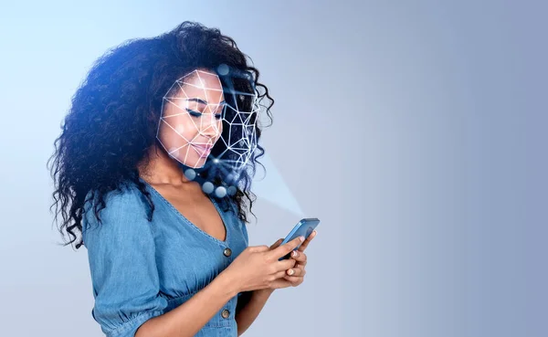 Die Lächelnde Attraktive Afroamerikanische Geschäftsfrau Offizieller Kleidung Versucht Ihr Smartphone — Stockfoto
