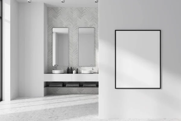 Weiße Hotelbadezimmer Mit Doppelwaschbecken Accessoires Und Hellem Betonboden Plakat Mit — Stockfoto