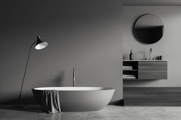 黑暗浴室内部与浴缸 水池和梳妆台与配件在讲台上 灰色混凝土地板 带模拟复制空间墙的浴区 3D渲染 — 图库照片
