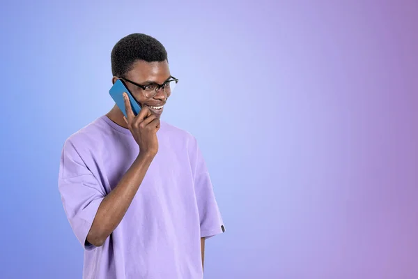 笑顔ハンサムなアフリカ系アメリカ人ビジネスマンカジュアルウェアを着て背景に空のグラデーション紫色の壁の近くのスマートフォンで話しています 成功したビジネス人 コミュニケーションの概念 — ストック写真