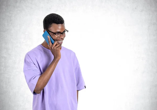 Lachende Knappe Afro Amerikaanse Zakenman Draagt Casual Dragen Praten Smartphone — Stockfoto