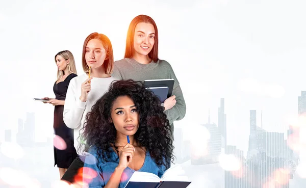 Quatro Mulheres Negócios Estudando Juntas Caneta Queixo Pensando Inventando Plano — Fotografia de Stock