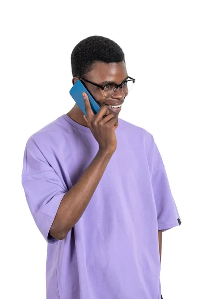 微笑的黑人商人打电话来 穿着紫色T恤的肖像画被白色背景隔离 交流和联系的概念 — 图库照片