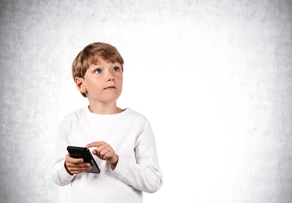 Junge Kind Mit Blick Nach Oben Finger Berührt Smartphone Den — Stockfoto