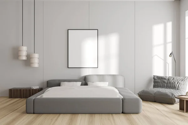 前看明亮的卧室内部与空的白色海报 橡木地板 简约设计的概念 创意空间 把它弄坏了3D渲染 — 图库照片