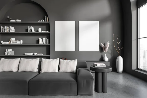 2つの空の白いポスター ソファ パノラマウィンドウ コーヒーテーブル コンクリート床 書籍と棚と暗いリビングルームのインテリアのフロントビュー ミニマルデザイン アートのコンセプト モックアップ 3Dレンダリング — ストック写真