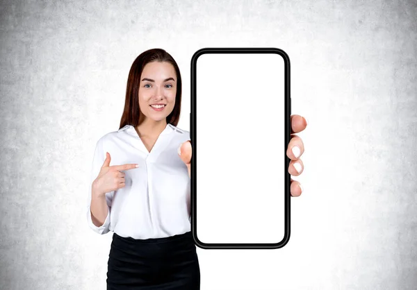 Bizneswoman Pokazuje Wskazuje Palcem Duży Smartfon Makieta Miejsca Wyświetlania Kopii — Zdjęcie stockowe