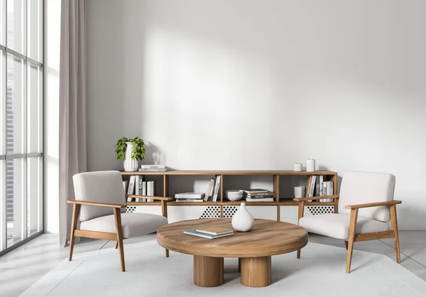 Weißes Wohnzimmer Mit Zwei Sesseln Und Sideboard Mit Minimalistischer Dekoration — Stockfoto