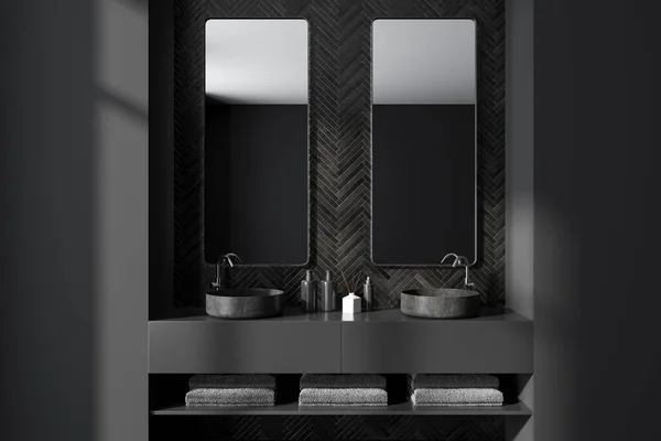 Frontansicht Auf Dunkle Badezimmereinrichtung Mit Zwei Spiegeln Waschbecken Grauen Holzwänden — Stockfoto