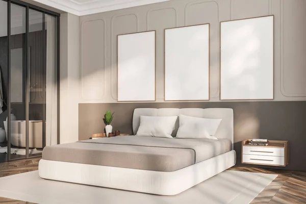 明るいベッドルームと3つの空の白いポスター ベッド バスタブ 白い壁 オーク材の堅木の床 ベッドサイド ガラスパーティション カーペット 本とバスルームのインテリアのコーナービュー モックアップ — ストック写真