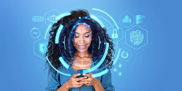 青い背景の上に立って没入型顔認識インターフェイスを持つスマートフォンを使用して陽気な若いアフリカ系アメリカ人のビジネス女性 生体認証の概念 — ストック写真