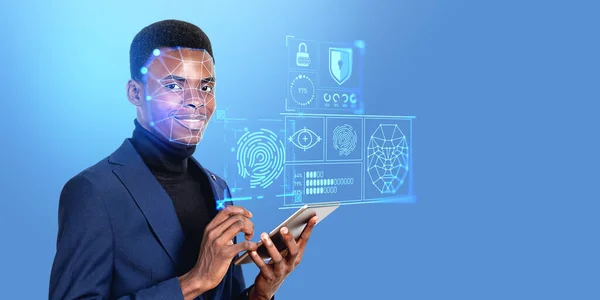 Портрет Улыбающегося Молодого Афроамериканского Бизнесмена Использующего Планшетный Компьютер Иммерсивным Биометрическим — стоковое фото