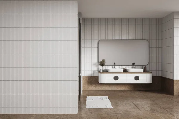 Interiér Moderní Koupelny Bílými Dlaždicovými Stěnami Béžovou Dlaždicovou Podlahou Pohodlným — Stock fotografie