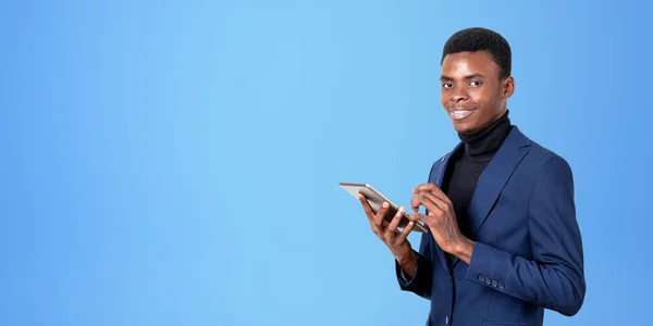 Glada Unga Afroamerikanska Affärsman Elegant Kostym Håller Surfplatta Dator Över — Stockfoto