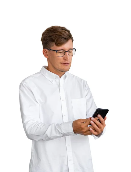 Портрет Молодого Европейского Бизнесмена Белой Рубашке Смотрящего Экран Смартфона Изолированного — стоковое фото