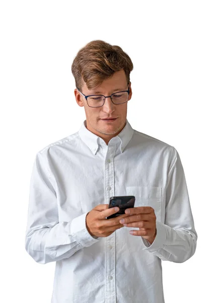 Gözlüklü Bir Adamı Elinde Telefonla Yazı Yazıyor Beyaz Arka Planda — Stok fotoğraf