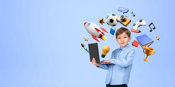 彼の周りにEラーニングやオンライン趣味のアイコンと青の背景の上に立ってノートパソコンを保持深刻な男の子の子供 現代的な技術とキャリアの選択の概念 スペースのコピー — ストック写真