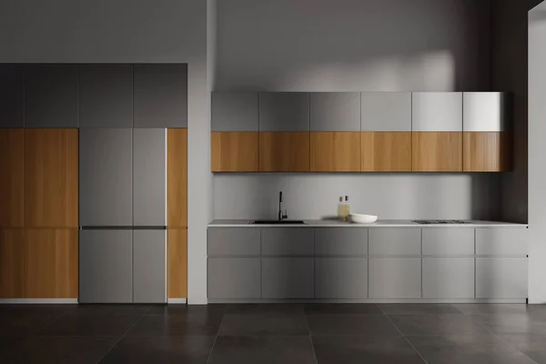 グレーの壁 暗いタイル張りの床 調理器とシンクと大きな灰色の冷蔵庫を内蔵したグレーと木製のキャビネットとモダンなキッチンのインテリア 3Dレンダリング — ストック写真