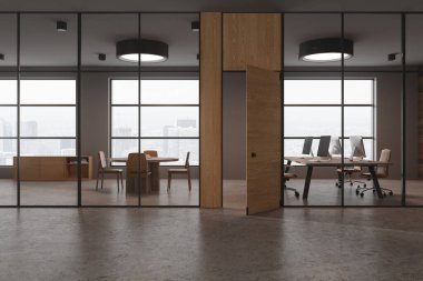 Gri ve cam duvarları olan modern ofis salonu, beton zemin, geniş bilgisayar masası olan açık ofis alanı ve yuvarlak konferans masası olan toplantı odası. 3d oluşturma